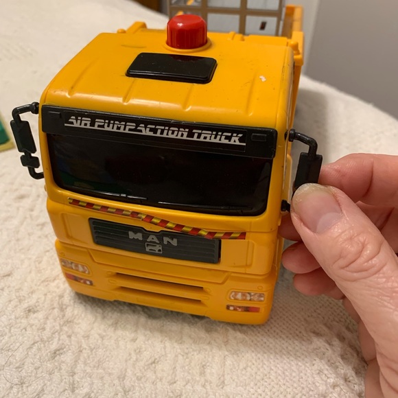 Toy scissor truck. Used but good condition. - Picture 3 of 5